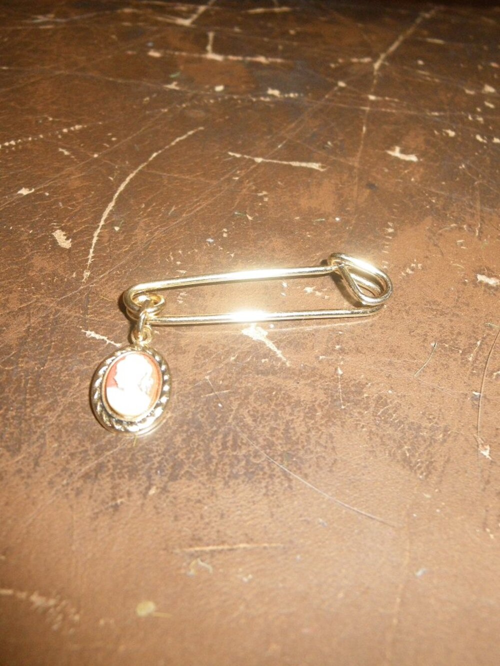 Women’s Vintage Gold Tone Lapel Pin w/ Small Dangling Cameo Accent